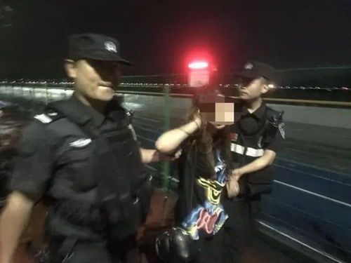 00后女警遭遇審訊挑戰(zhàn)，氣到捶墻的背后故事
