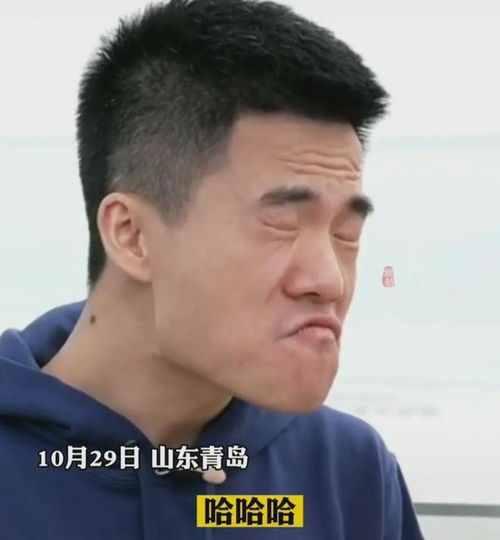 董宇輝的意外瞬間，喝下白花蛇草水后的表情失控