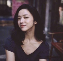 湯唯攜夫女重返母校，共敘舊夢