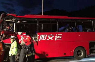 英勇小伙營救被困司機，不幸遭遇后車碰撞，壯烈犧牲