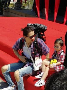 何超盈攜女兒共襄升旗禮，親子情深顯家國(guó)情懷