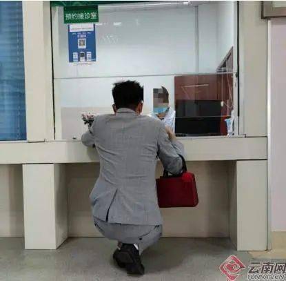 男子醫(yī)院窗口突發(fā)暈厥，工作人員翻窗救人顯真情