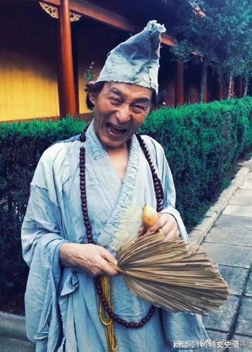 91歲游本昌秒變濟公，敲鐘送祝福