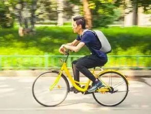 男子騎車(chē)賣(mài)糖葫蘆遭遇巡邏追趕，放喇叭引爆笑