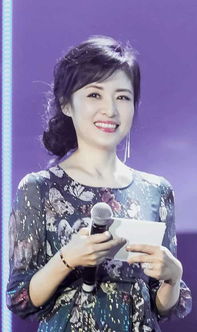 女子以雞窩頭風(fēng)采，為周濤獻(xiàn)上獨(dú)特講解