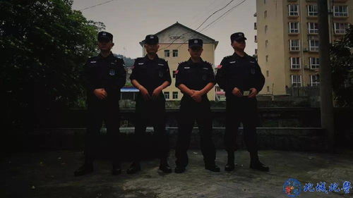 震區(qū)悲歌，輔警挖到兒女生前衣物跪地痛哭的瞬間
