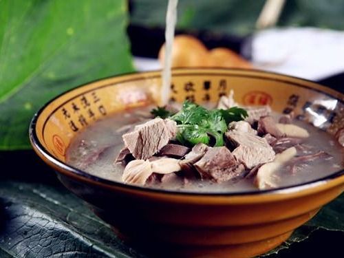 學(xué)校盛情獻(xiàn)羊，師生共品羊肉湯
