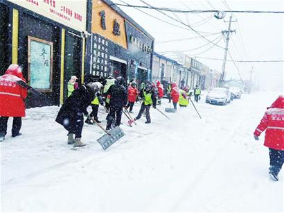 鄭州遭遇罕見大暴雪，城市雪景與應(yīng)對措施
