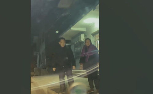 等待的溫暖——女子帶寶寶回家過年，家人守候至凌晨