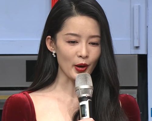 黃軒春晚舞臺意外翻車記，對口型如燙嘴般的驚險(xiǎn)瞬間
