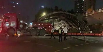 陜西一少年“飛車”沖下人行天橋