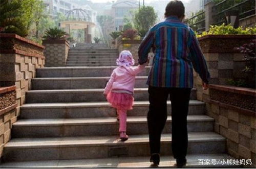 田姥姥看望離世老伴在墓前痛哭