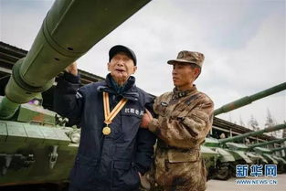 94歲老人把新型戰(zhàn)機(jī)照片放戰(zhàn)友墓前