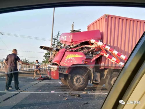 貨車撞上黃河大橋限高桿 駕駛員身亡