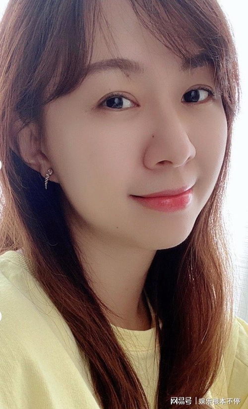 47歲袁泉素顏現(xiàn)身中戲上課