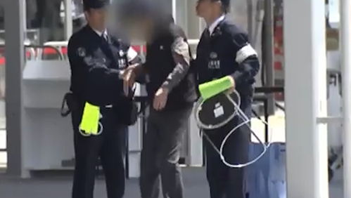 韓執(zhí)政黨黨鞭當(dāng)眾拖拽女記者