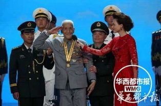 天安門執(zhí)勤哨兵向百歲老兵敬禮致敬