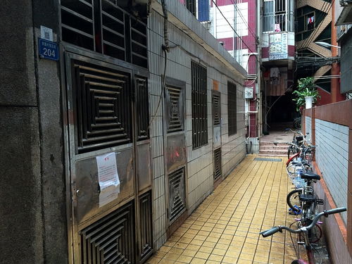 老房子馬路邊設(shè)計(jì)圖片