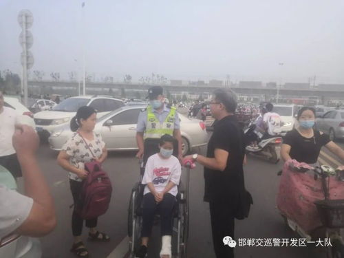 男生一瘸一拐出考場家長飛奔攙扶