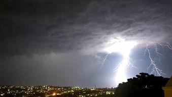 西安雷雨交加出現(xiàn)超大閃電