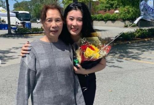 楊子曬22歲大女兒畢業(yè)照