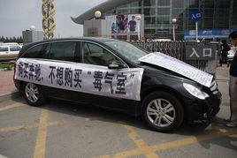 北京車主為應(yīng)對冰雹棉被紙箱齊上陣