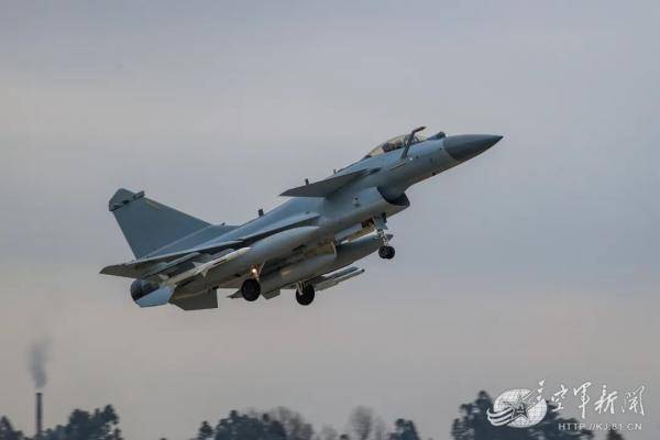 巴基斯坦數(shù)千民眾組成殲10C戰(zhàn)機方陣