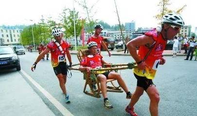 “重量級(jí)”游客雇3名轎夫抬轎下山