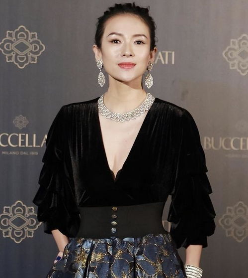 章子怡素顏帶女兒看陳麗君演出