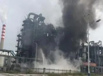航拍山東化工廠爆炸：升起大量濃煙