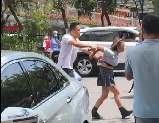 女子當(dāng)街打砸汽車(chē)：系精神病發(fā)作