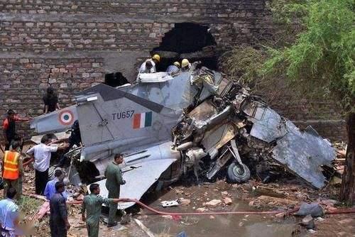 印度墜機(jī)已致地面多人死亡