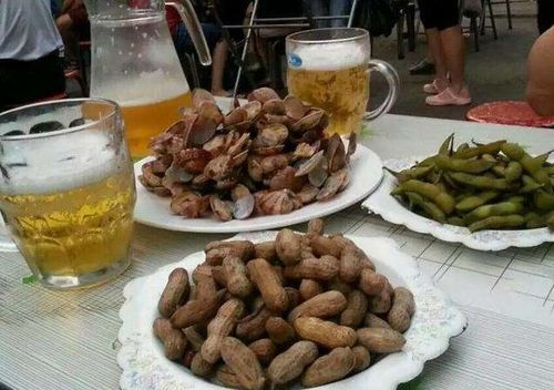 白俄防長(zhǎng)：來(lái)青島必須喝啤酒吃蛤蜊(青島話喝啤酒吃哈喇)