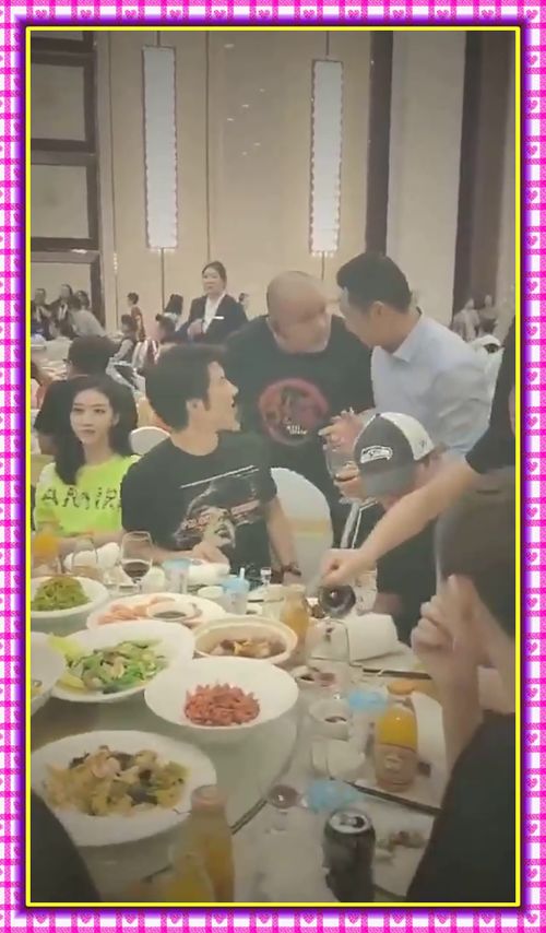 原來劉亦菲吃飯也是手機先吃(劉亦菲 吃飯)
